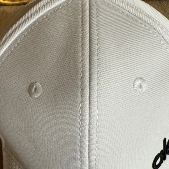 ALO Yoga White Cap with Black Logo - Picture 4 of 7